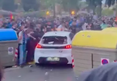 Megrázó videók érkeztek: egy Peugeot hajtott a tömegbe a Barcelona meccse előtt - Videók