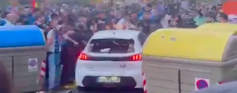 Megrázó videók érkeztek: egy Peugeot hajtott a tömegbe a Barcelona meccse előtt - Videók