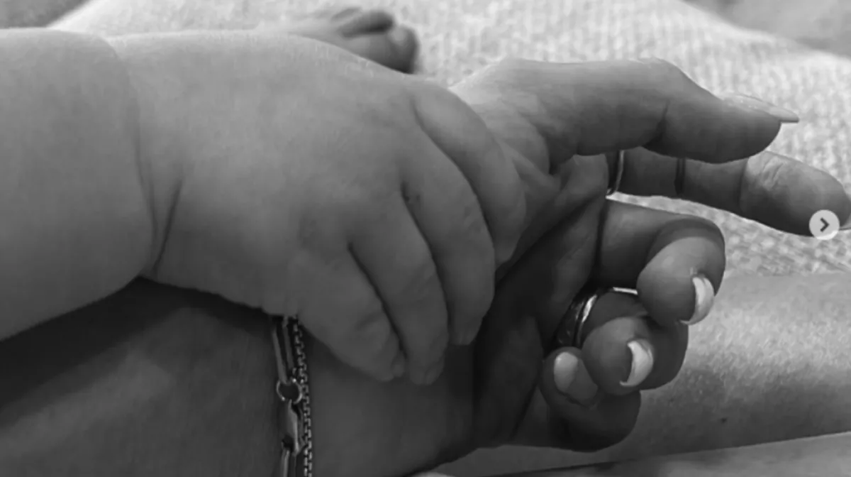 A medencébe esett Emi 3 éves kisfia: drámai hírt közöltek - Fotók