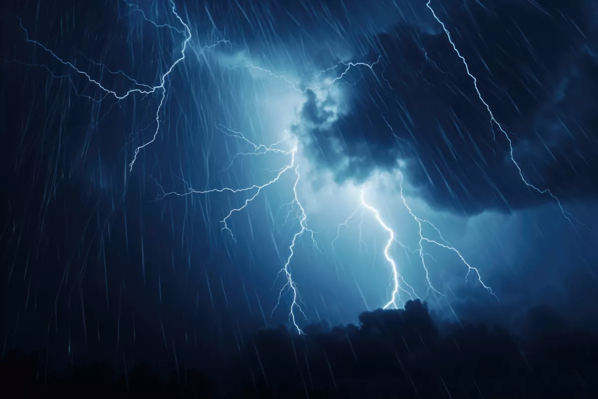 65 km/h-s szél, felhőszakadás és jég: ezekre a vármegyékre frissítették a riasztást