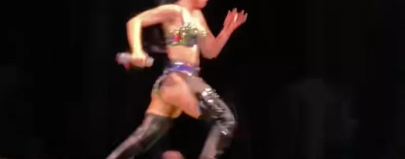 Upsz! A koncertjén pattant ki a melltartója Katy Perrynek - Videó a neten