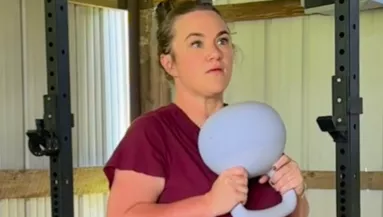 Hangokat hall a nő az edzős videó forgatás közben: amit ezután felfedez, attól eláll a lélegzete - Videó