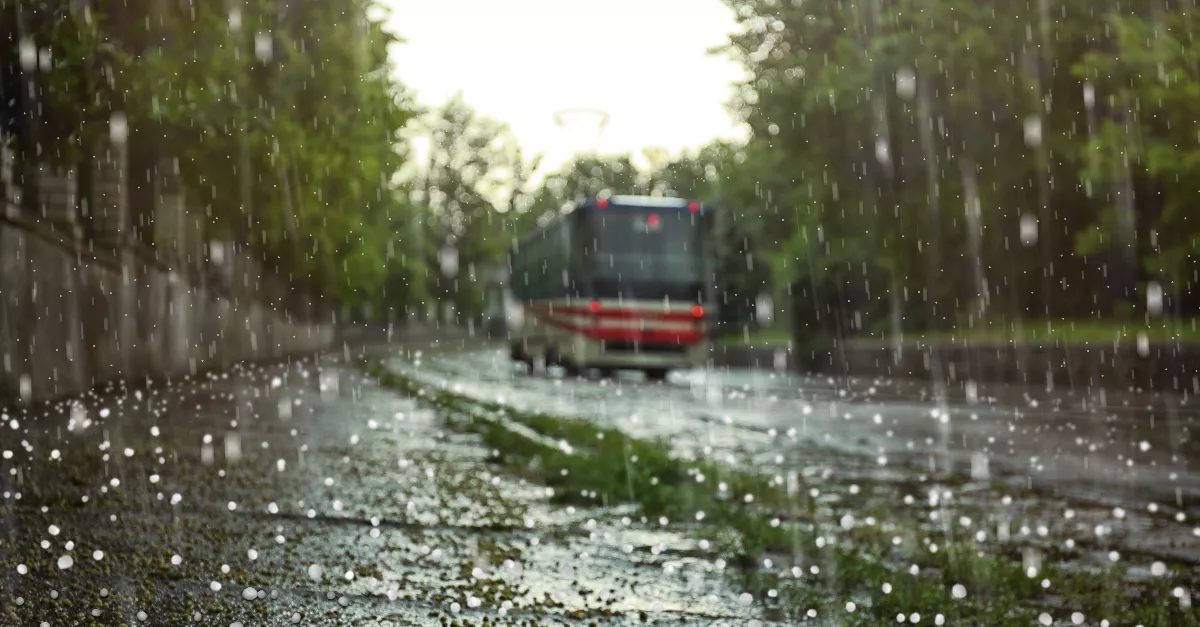 90 km/h-s szél, 2 centis jég, zivatarok: 5 vármegyére frissítették a riasztást