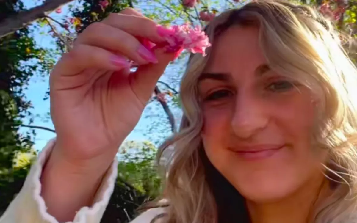 Szelfizni akar a virággal a nő: amit a golden retriever tesz, azon milliók nevetnek - Videó