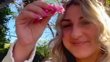 Szelfizni akar a virággal a nő: amit a golden retriever tesz, azon milliók nevetnek - Videó