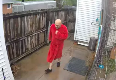 Megnézte a nő a biztonsági kamerát: amit a férje csinált rajta, teljesen összezavarja - Videó