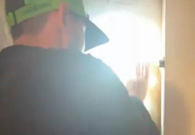 Egy évvel a beköltözés után rejtélyes ajtóra bukkan a nő az otthonában - Amikor kinyitja, leesik az álla - Videó