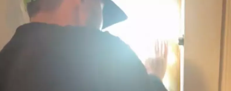 Egy évvel a beköltözés után rejtélyes ajtóra bukkan a nő az otthonában - Amikor kinyitja, leesik az álla - Videó