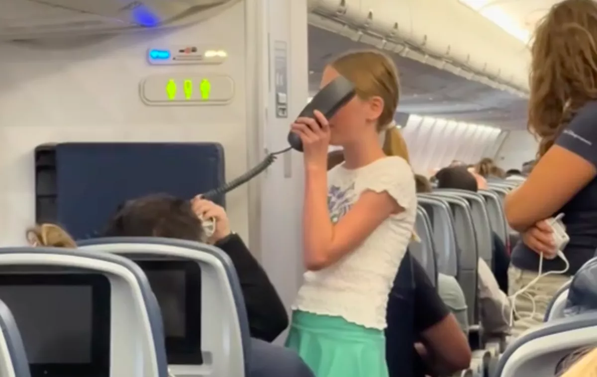 Nagy késésben van a repülőjárat: hirtelen egy lány leemeli a stewardessek mikrofonját... - Videó