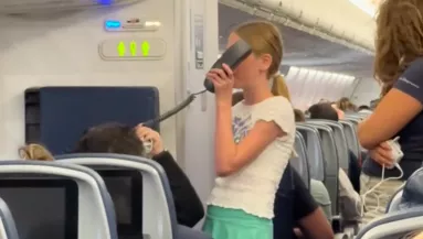 Nagy késésben van a repülőjárat: hirtelen egy lány leemeli a stewardessek mikrofonját... - Videó
