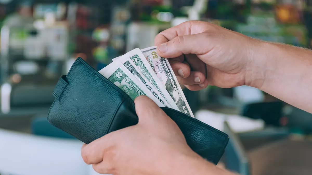 Borravalót kap a vendégtől az étteremtulaj: elborzad, mit talál a bankjegyek közt - Fotó