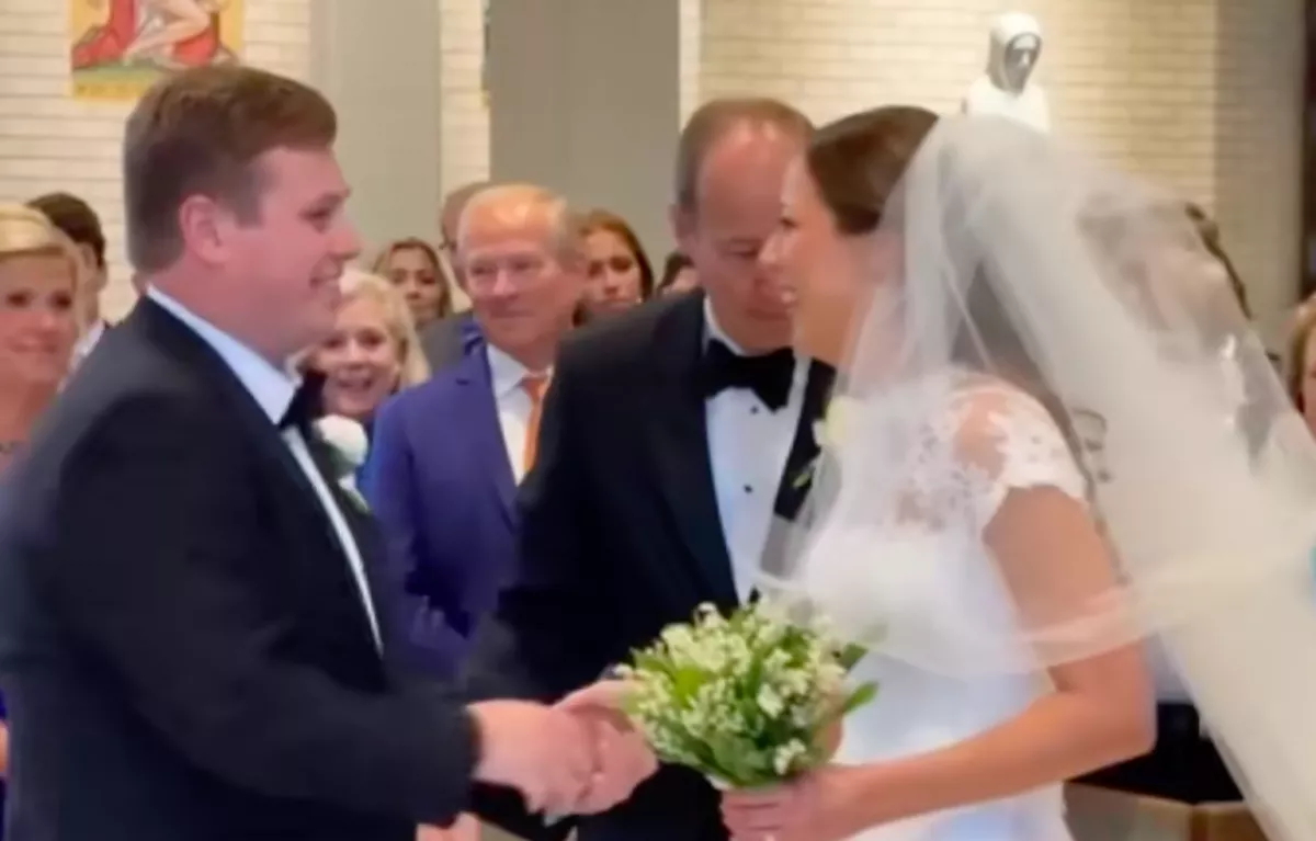 Amit a vőlegény tesz a menyasszonnyal az oltár előtt, azon milliók pusztulnak - Videó