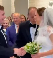 Amit a vőlegény tesz a menyasszonnyal az oltár előtt, azon milliók pusztulnak - Videó