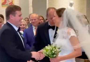 Amit a vőlegény tesz a menyasszonnyal az oltár előtt, azon milliók pusztulnak - Videó