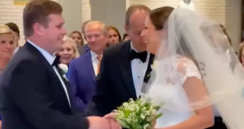 Amit a vőlegény tesz a menyasszonnyal az oltár előtt, azon milliók pusztulnak - Videó
