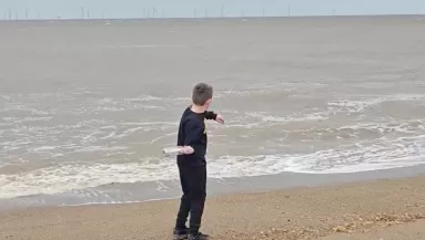 Palackpostát talál a nő a tengerparton: amikor elolvassa benne az üzenetet, azonnal visszadobja a vízbe - Fotók