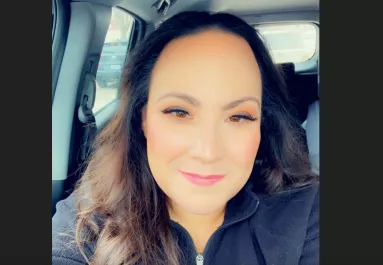 Magas homloka miatt szenved az anya: amikor meglátja a lánya rajzát, betelik a pohár - Videó