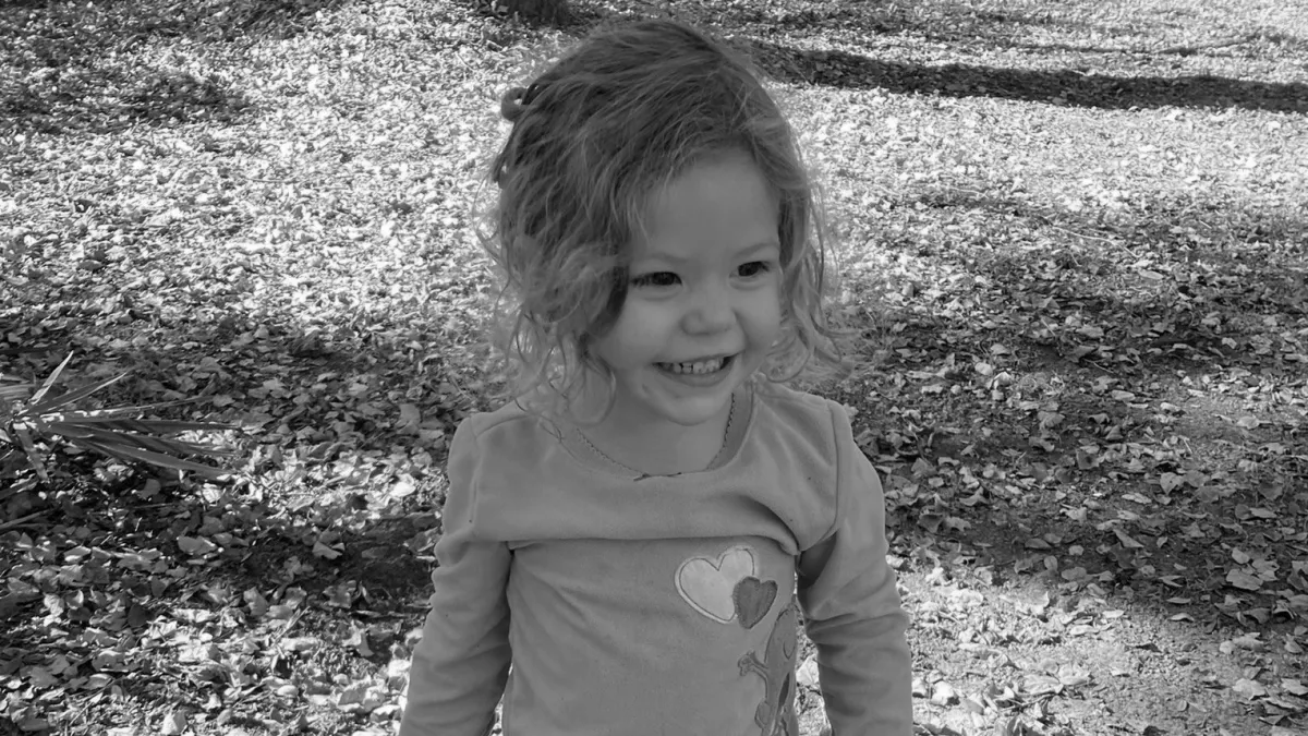 Nem volt esélye a 2 éves kislánynak: az anyja exe eltörte a gerincét - Fotók