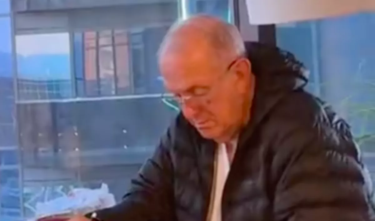 Minden nap tanul egy tesztre a nagyapa: az oka milliókat érint meg - Videó