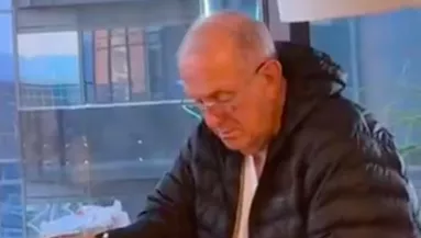 Minden nap tanul egy tesztre a nagyapa: az oka milliókat érint meg - Videó