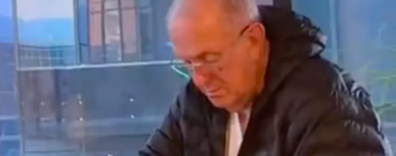 Minden nap tanul egy tesztre a nagyapa: az oka milliókat érint meg - Videó