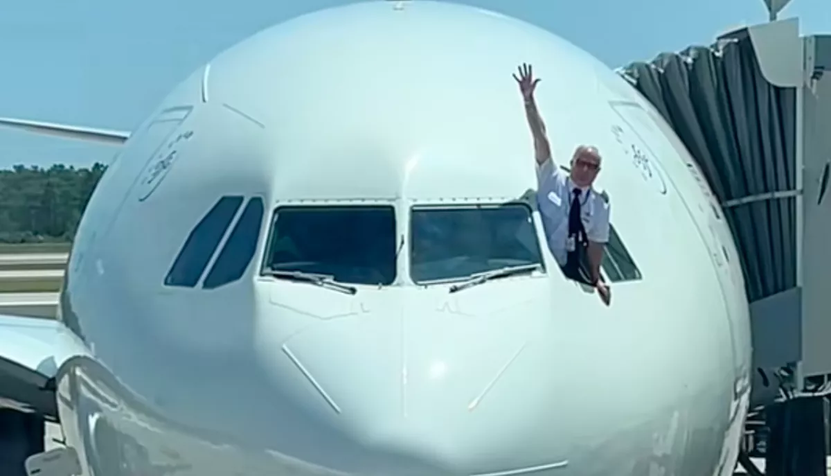 Utolsó repülésén van a pilóta: ami ott történik, könnyekig hatja meg a világot - Videó