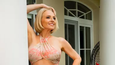 Újabb képek érkeztek: 50 évesen vetkőzött bikinire Marsi Anikó - Fotók