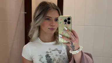 A szüleihez küldte aludni Emit a barátja éjszakára: megdöbbentő reggelre ébredt - Videó