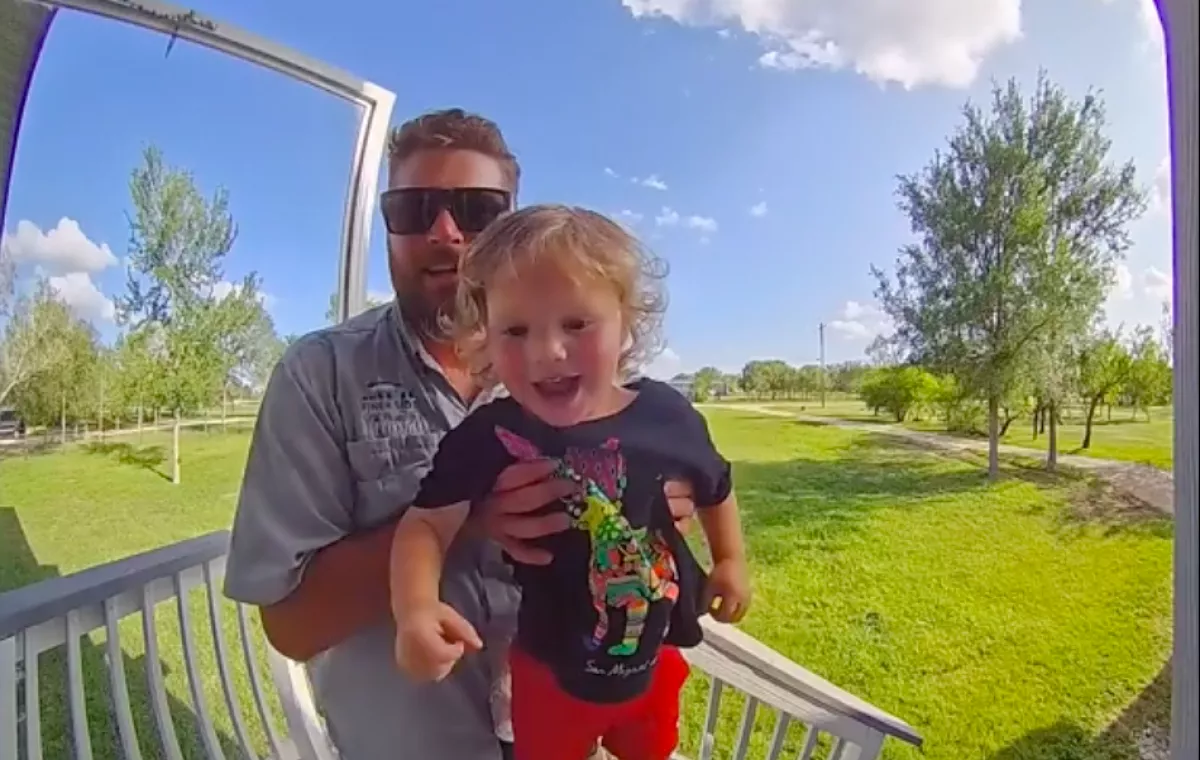 Amikor meghallja az anya az ajtókamerán, mit mond a párja a fiának, eláll a lélegzete - Videó