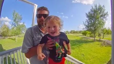 Amikor meghallja az anya az ajtókamerán, mit mond a párja a fiának, eláll a lélegzete - Videó