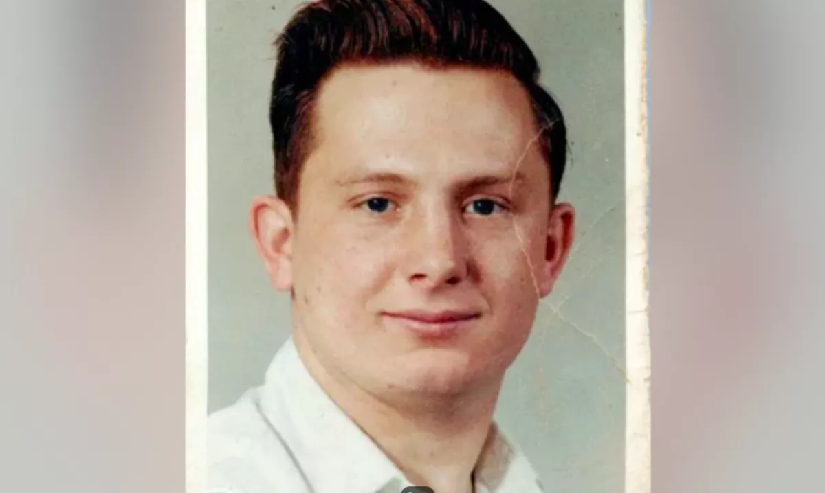 A halott apjáról talál képet a férfi: elakad a szava, mi áll a hátulján - Fotók