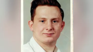 A halott apjáról talál képet a férfi: elakad a szava, mi áll a hátulján - Fotók