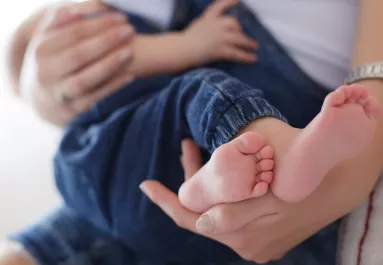 160 ezret sem ért egy baba: a "gyerekgyáros" anya egy idegenek adta el a picit