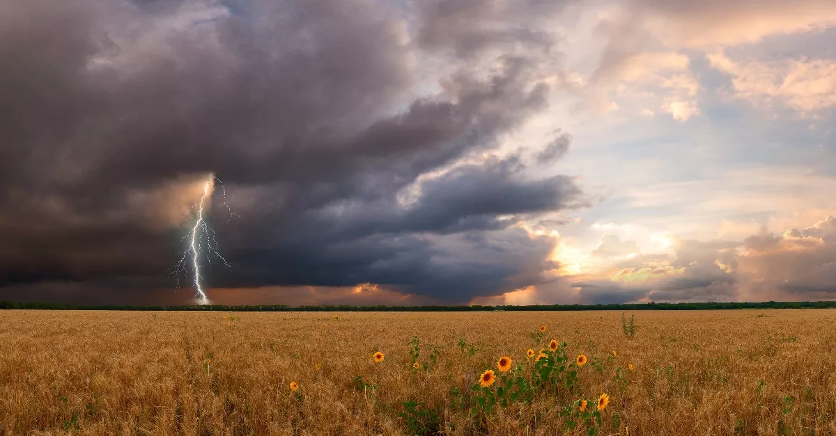 Jön a zuhé meg a jég: 14 vármegyére frissítették a riasztást
