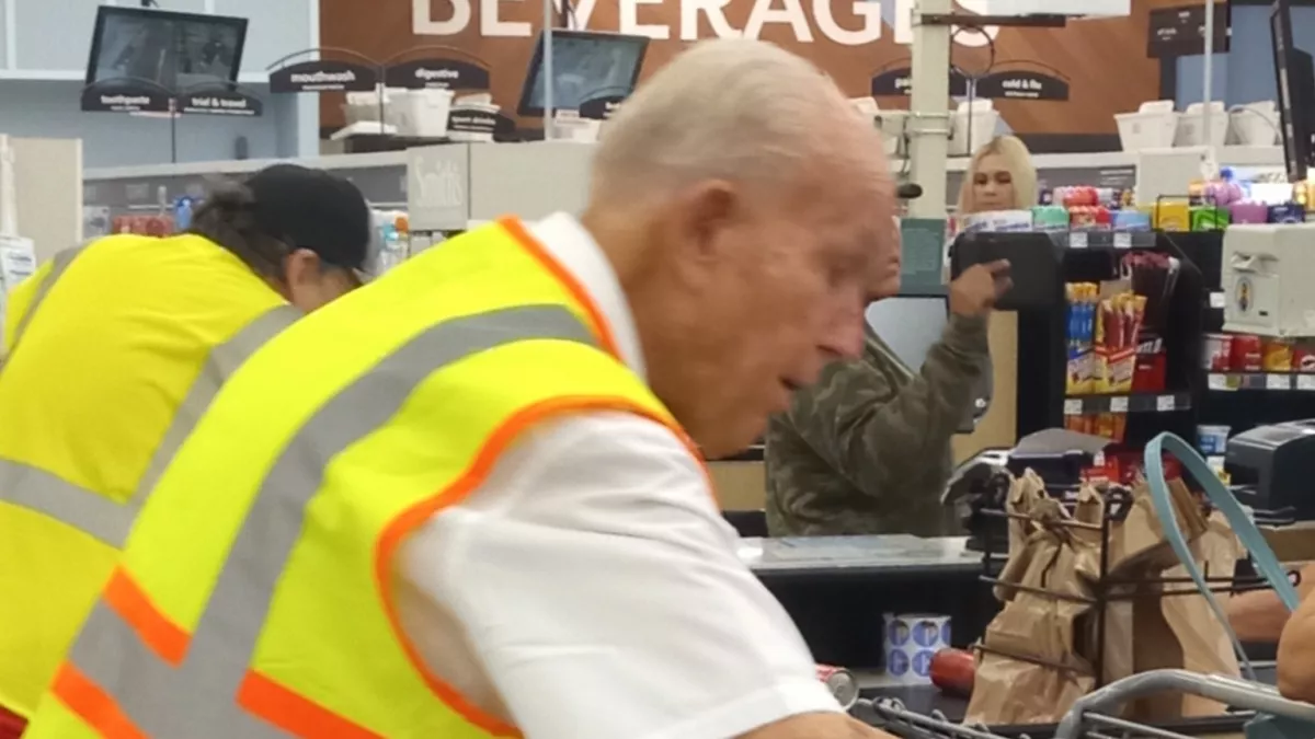 80 évesen a kasszánál: keményen robotol a bácsi, megrázó, miért - Fotók