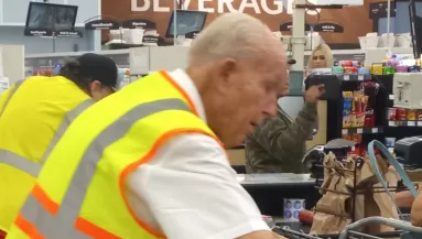 80 évesen a kasszánál: keményen robotol a bácsi, megrázó, miért - Fotók