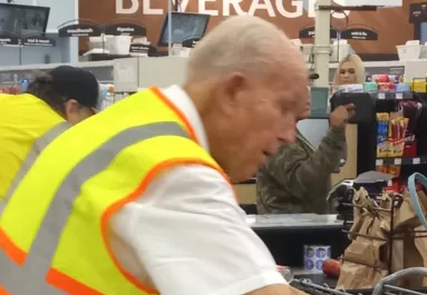 80 évesen a kasszánál: keményen robotol a bácsi, megrázó, miért - Fotók