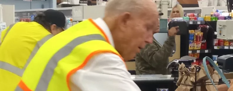 80 évesen a kasszánál: keményen robotol a bácsi, megrázó, miért - Fotók