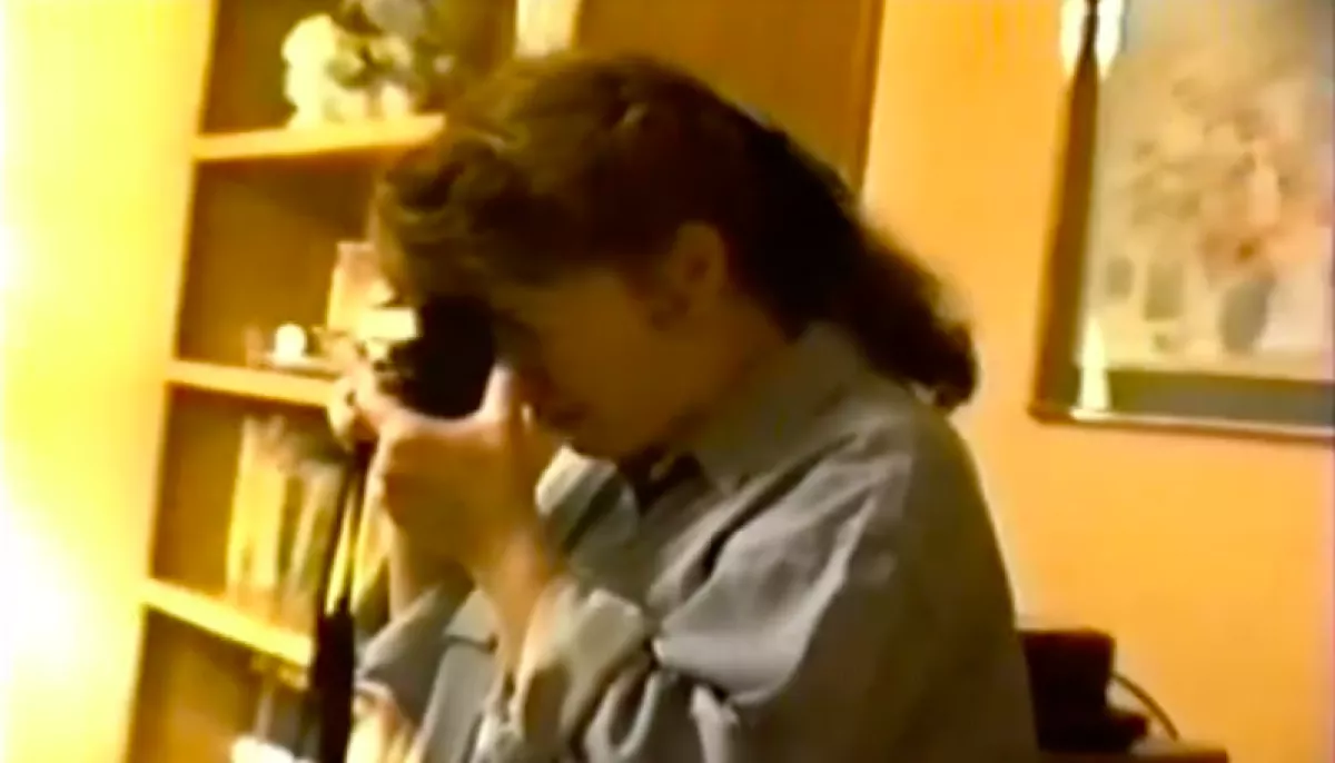 Régi VHS-felvételeket néz a nő: amikor meglátja, az apja mit filmez, minden összeomlik - Videó