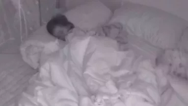 Először kell egyedül aludnia az egyévesnek: ami ezután történik, millió szívet olvaszt meg - Videó