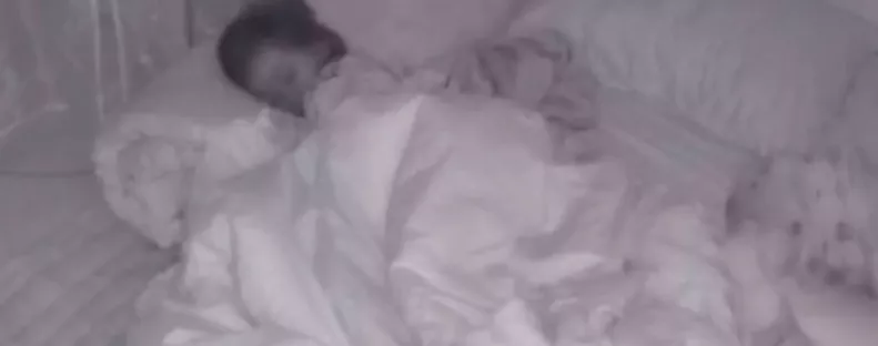 Először kell egyedül aludnia az egyévesnek: ami ezután történik, millió szívet olvaszt meg - Videó