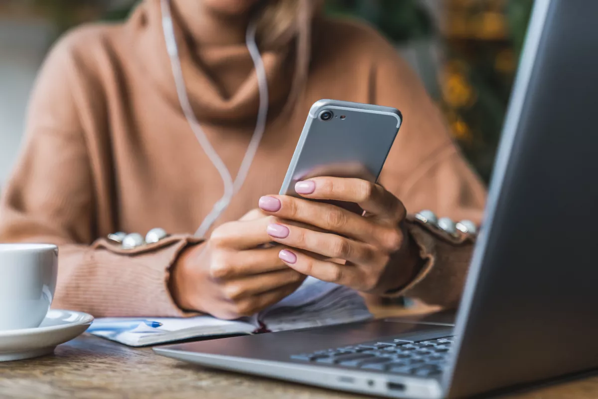 3 súlyos jel, hogy éppen feltöri valaki a telefonodat