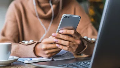 3 dolog, amit a magas EQ-val rendelkező emberek csinálnak a mobiljukkal