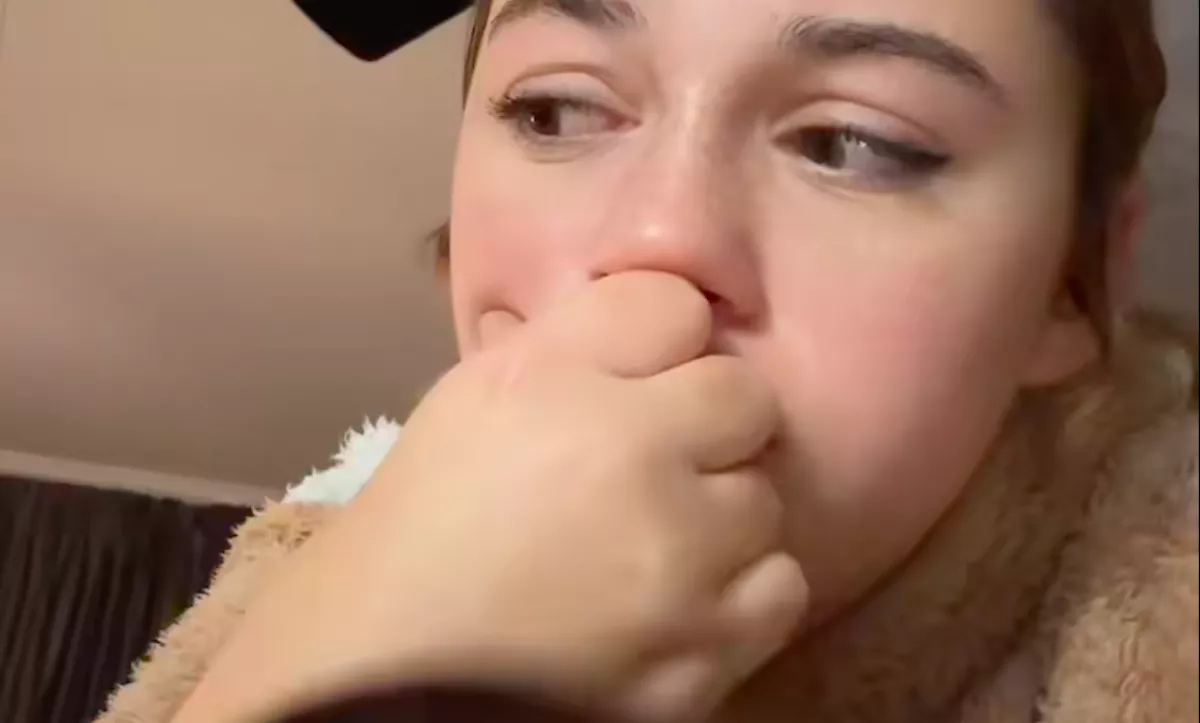 Megdöbben a lány, amikor meglátja, ki él még a csivavája kosarában - Videó