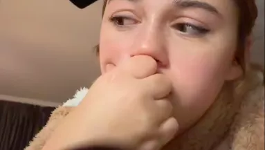 Megdöbben a lány, amikor meglátja, ki él még a csivavája kosarában - Videó