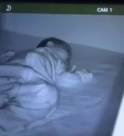 Nem találja az anya a golden retrievert: amikor megnézi a bébi kamerát, elerednek a könnyei - Videó