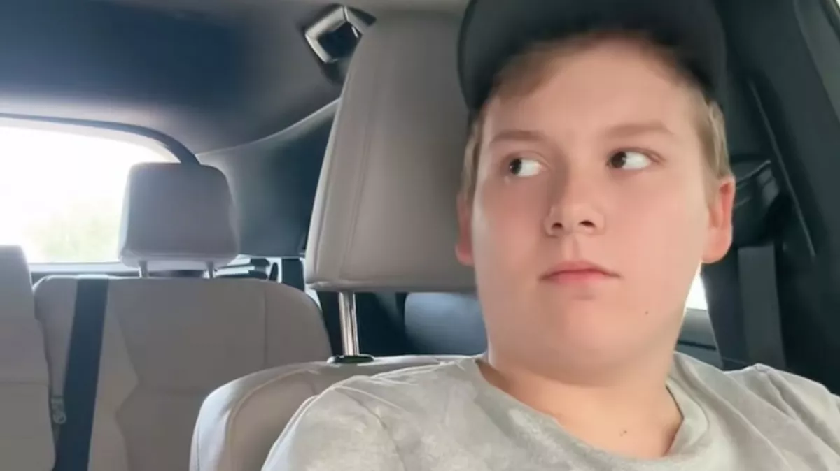 A 90-es évek zenéit játssza a nő a kocsiban: a fia rekciója többet mond ezer szónál - Videó