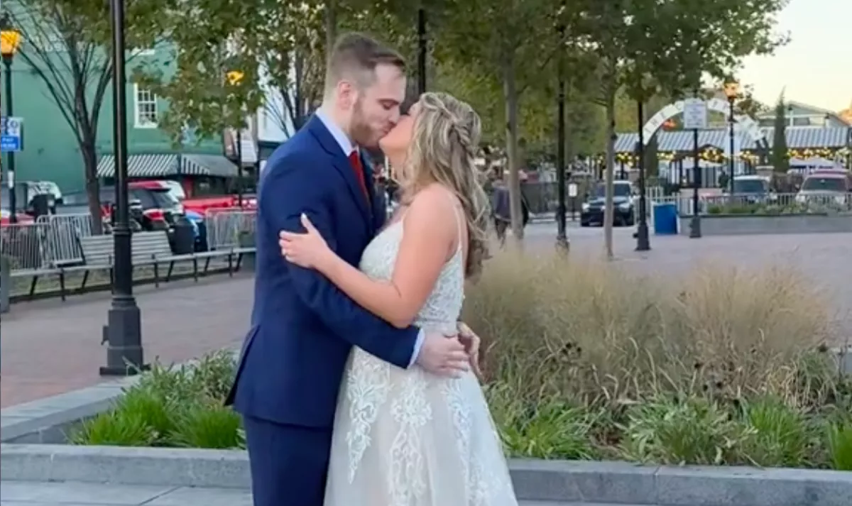 A parkban tartja az esküvőjét a pár: egy vendégre senki nem számított - Videó