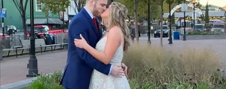 A parkban tartja az esküvőjét a pár: egy vendégre senki nem számított - Videó