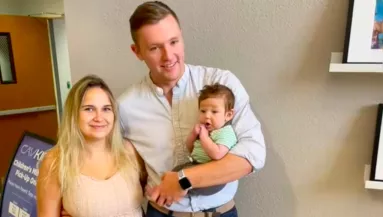 Egy éve halt meg az apja: amit a kisfiú egy esküvőn tesz, könnyekre fakasztja az anyját - Videó